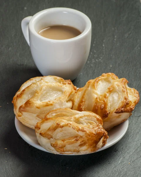 코 티 지 치즈 충전 물과 커피와 빵 롤 — 스톡 사진