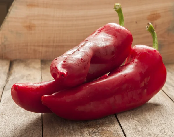 Pimenta vermelha na mesa de madeira — Fotografia de Stock