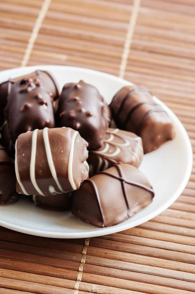 Pralinas de chocolate de perto — Fotografia de Stock