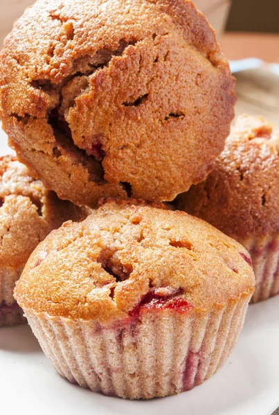 Muffin fatti in casa alla fragola e all'arancia — Foto Stock