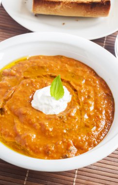 domates çorbası ile arka planda ekmek krem