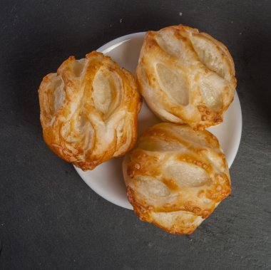 Süzme peynir Dolum ve kahve ile ekmek rulo