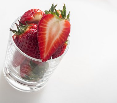 Beyaz arkaplanda çilek