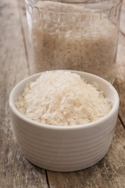 ahşap zemin üzerinde kasede pirinç