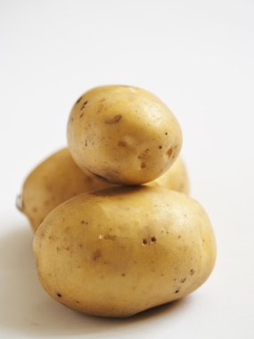 beyaz zemin üzerine patates avuç yakın çekim 