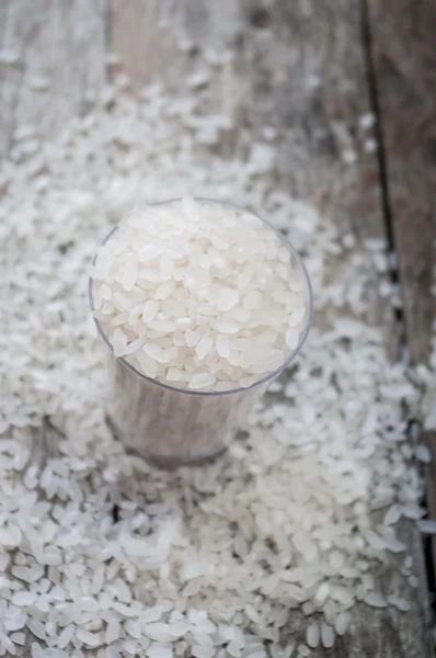 ahşap zemin üzerinde kasede pirinç