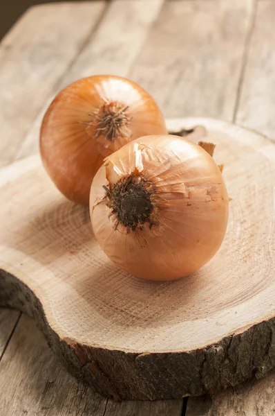 Cebolla en el escritorio de madera — Foto de Stock