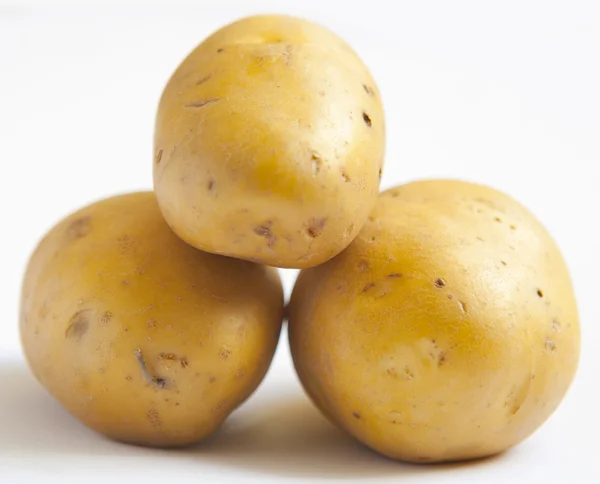 Kilka ziemniaków na białym tle z bliska — Zdjęcie stockowe
