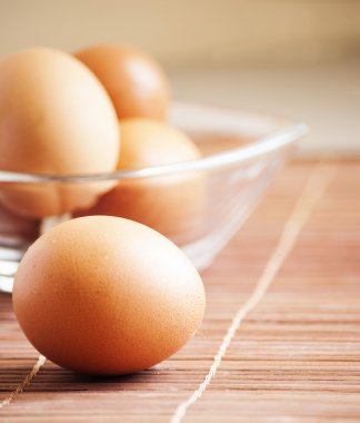 Ahşap arka plan üzerinde yumurta