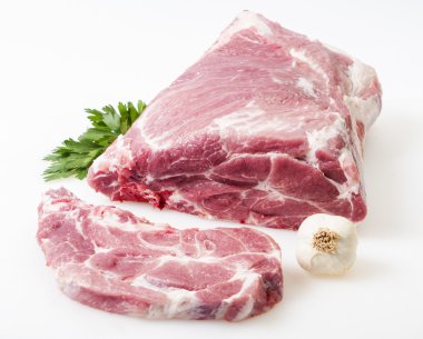 pişmemiş domuz üzerinde beyaz izole 