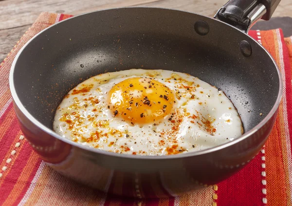 Fried egg on frying pan — Stock Photo, Image