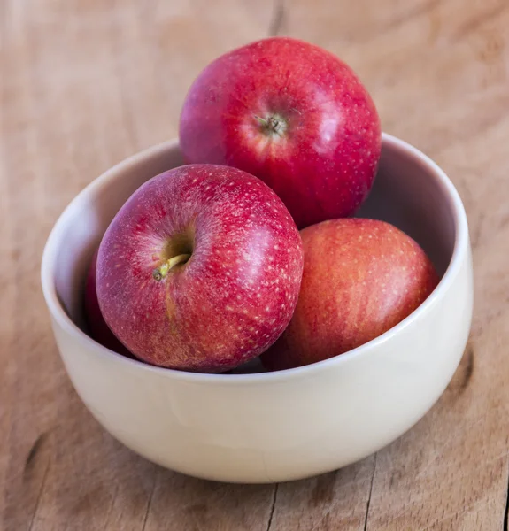 Manzanas frescas en un tazón — Foto de Stock