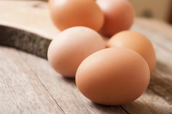 Яйцо на деревянном фоне — стоковое фото