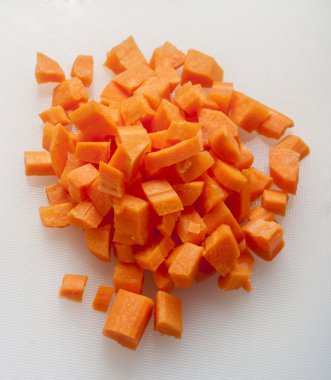 beyaz zemin üzerine havuç kesim