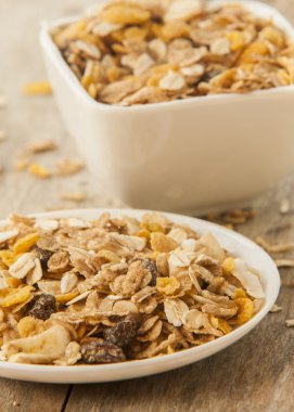 ahşap zemin üzerine müsli