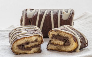 İzole çikolata İsviçre rulo tatlı