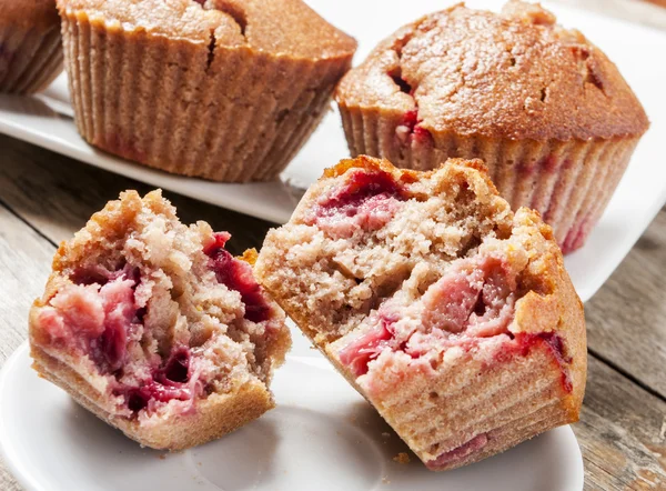 Muffin fatti in casa alla fragola e all'arancia — Foto Stock