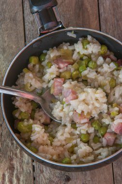 pastırma ve bezelye ile limon risotto