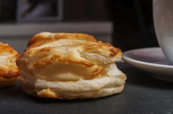 Rolo de pão com recheio de queijo cottage — Fotografia de Stock