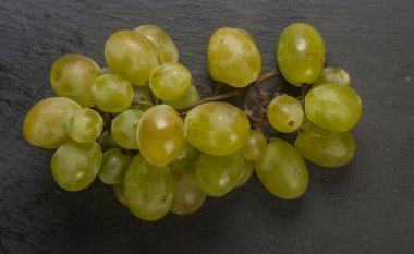 siyah arka plan üzerine beyaz üzüm