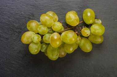 siyah arka plan üzerine beyaz üzüm