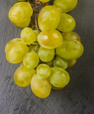 siyah arka plan üzerine beyaz üzüm