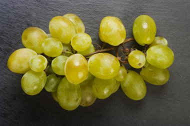 siyah arka plan üzerine beyaz üzüm