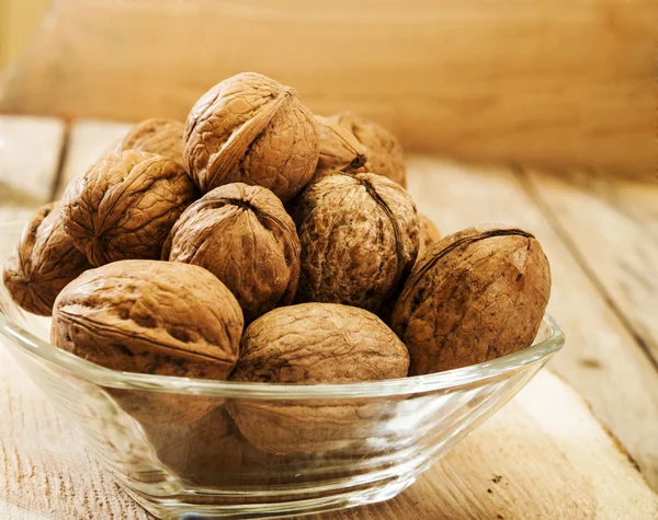 ahşap zemin üzerine fındık