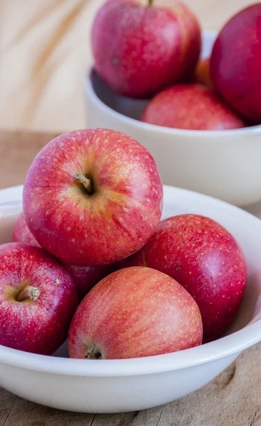 Manzanas frescas en un tazón — Foto de Stock