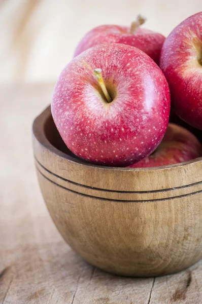 Manzanas rojas sobre mesa de madera, — Foto de Stock