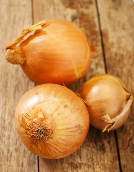 Cebolla en el escritorio de madera — Foto de Stock