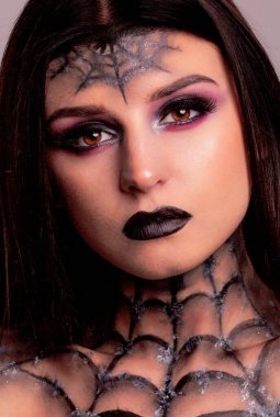 Cadılar bayramı beyaz arkaplanda yakın plan örümcek ağı oluşturur.