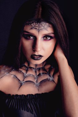 Cadılar bayramı örümceğinin ağını örer, yakın plan çekimler yapar.