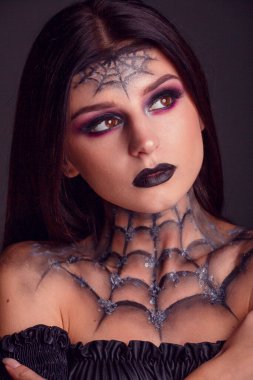 Cadılar bayramı örümceğinin ağını örer, yakın plan çekimler yapar.