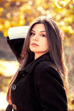 Parktaki çekici esmerin sonbahar portresi.