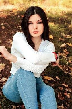 Parktaki çekici esmerin sonbahar portresi.