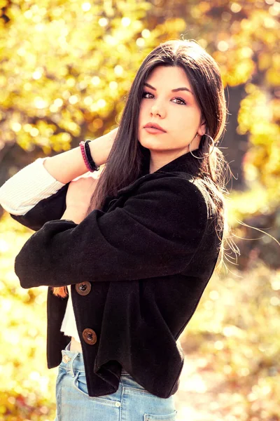 Herfst Portret Van Aantrekkelijke Brunette Het Park Outdoor — Stockfoto