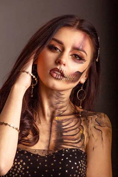 Cadılar Bayramı kafatası güzellik stüdyosunun karanlık arka planını oluşturur.