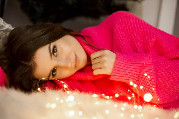 Mulher Aconchegante Retrato Natal Com Luzes — Fotografia de Stock