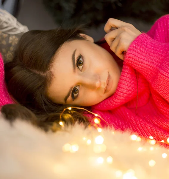 Kadın Rahat Bir Noel Portresi Işıklarla — Stok fotoğraf