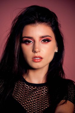 Pembe makyajlı çekici esmer.