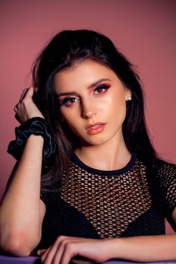 Pembe makyajlı çekici esmer.