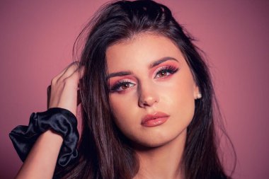 Pembe makyajlı çekici esmer.