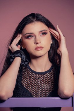 Pembe makyajlı çekici esmer.