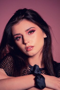 Pembe makyajlı çekici esmer.