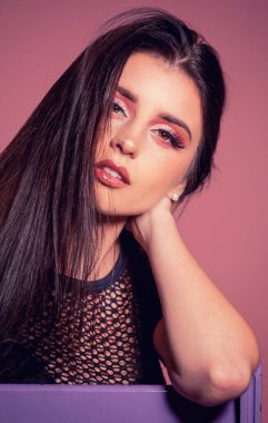 Pembe makyajlı çekici esmer.