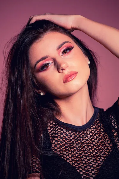 Atractiva Morena Con Maquillaje Rosa Sobre Fondo Rosa — Foto de Stock