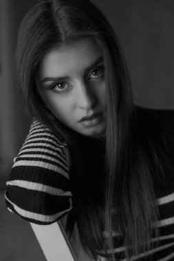 Güzel bir kadının siyah beyaz portresi. 