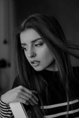 Güzel bir kadının siyah beyaz portresi. 