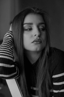 Güzel bir kadının siyah beyaz portresi. 